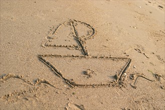France, Normandie, Manche, val de saire, saint vaast la hougue, plage, dessin d'un voilier, bateau dessine dans le sable,