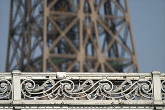 France, Paris 15/16e, pont de bir hakeim, metro ligne 6 RATP, parapet ouvrage, Tour Eiffel au fond,