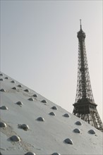 France, Paris 16e, passerelle debilly, pont metallique, rivets, Tour Eiffel au fond,