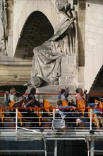 France, Paris 7e, pont des invalides, statue sur une pile du pont, bateau mouche, touristes, croisiere sur la Seine,