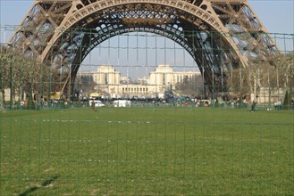 France, Paris 7e, au pied de la Tour Eiffel, dame de fer, champ de mars, grillage,