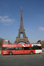 France, Paris 7e, bus de tourisme, autobus a imperiale, les cars rouges, au pied de la Tour Eiffel, dame de fer, champ de mars, touristes,