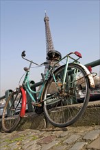 France, Paris 16e, velo sur les rives de Seine et Tour Eiffel en fond, paves, quai,