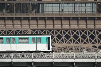 France, Paris 16e, metro aerien sur le pont de bir hakeim et Tour Eiffel en fond, ligne 6, RATP,