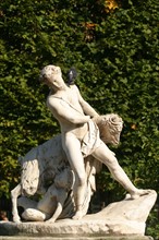 France, Paris 1e, palais royal, jardins, sculpture, statue, pigeon,