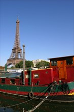 France, Paris 7e, peniche amarree sur le qui face a la Tour Eiffel, dame de fer, Seine,