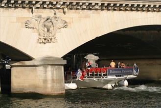 France, Paris 16e, pont d'iena, aigle sur une pile du pont, bateau mouche, bateau Parisien, touristes, croisiere sur la Seine,