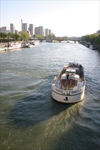 France, Paris 16e, depuis le pont d'iena, bateau touristique vide de touristes, paname, immeubles du front de Seine, tours, gratte ciel, Seine,