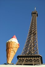 France, Paris 7e, au pied de la Tour Eiffel, marchand de glaces, cornet de glace, ciel bleu,