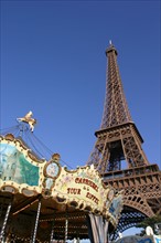 France, Paris 7e, au pied de la Tour Eiffel, dame de fer, champ de mars, manege carrousel,
