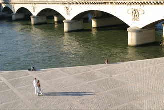 France, Paris 7e, pont d'iena, couple se promenant sur le quai, bord de Seine,