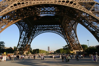 France, Paris 7e, au pied de la Tour Eiffel, dame de fer, champ de mars, touristes, Tour Montparnasse au fond,