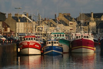 France, Normandie, calvados, bessin, port en bessin, port de peche, bateaux, chalutiers, quai, maisons,