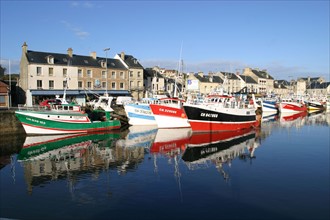 France, Normandie, calvados, bessin, port en bessin, port de peche, bateaux, chalutiers, quai, maisons, reflet dans l'eau