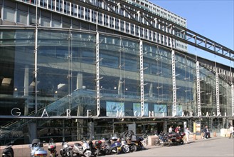 France, Paris 14e, gare Montparnasse, renovee en 1987 par l'architecte Jean-Marie Duthilleul, place raoul dautry, facade de verre, sncf,