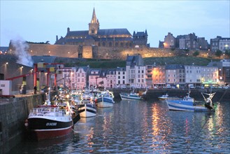 France, Basse Normandie, granville, port de peche, eglise, nuit, bateaux, chalutiers, halle a maree,