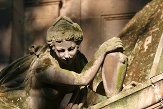 France, Paris 6e, jardin du Luxembourg, detail sculpture de la fontaine medicis,
