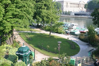 France, Paris 1e, ile de la cite, square du vert galant, jardin, Seine, Pont Neuf, musee du louvre au fond,