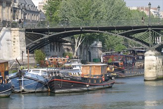 France, Paris 6e, pont des arts, peniches amarrees, quai de conti, habitat,