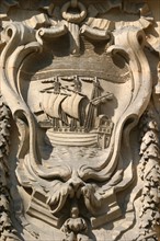 France, Paris 7e, rue de Grenelle, fontaine des saisons, detail, sculpteur edme bouchardon, blason, navire