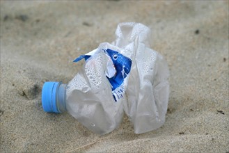 France, Normandie, pollution, bouteille plastique dans le sable d'une plage, dechets, detritus, developpement durable,