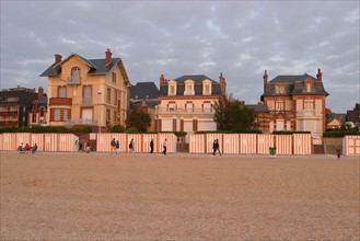 France, Basse Normandie, calvados, cote fleurie, houlgate, plalge, villas du front de mer au soleil couchant, sable, cabines de bains,