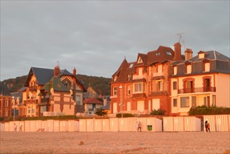 France, Basse Normandie, calvados, cote fleurie, houlgate, plage, villas du front de mer au soleil couchant, habitat balneaire, cabines de bains,