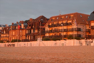 France, Basse Normandie, calvados, cote fleurie, houlgate, plage, villas du front de mer au soleil couchant, habitat, balneaire,
