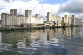 France : Normandie, Seine Maritime, vallee de la Seine, grand port de mer de Rouen, terminal cerealier, reflet dans l'eau