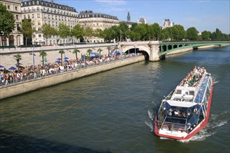 France, Paris 1er, Paris plage, quai de gesvres, bateau mouche sur la Seine, croisiere, touristes,