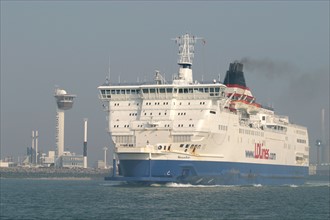 France : Normandie, Seine Maritime, le havre, port, ferry LD lines quittant le port, louis dreyfus, transmanche, bateau norman spirit, capitainerie, tour, vigie,