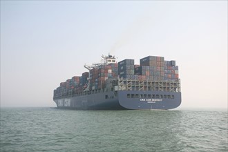 France : Normandie, Seine Maritime, au large du Havre, porte conteneurs geant, container, navire Debussy Cma Cgm, commerce international, cargo,