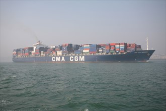 France : Normandie, Seine Maritime, au large du Havre, porte conteneurs geant, container, navire Debussy Cma Cgm, commerce international, cargo, en mer,