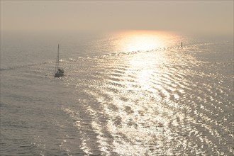 France : Normandie, Seine Maritime, vallee de la Seine, grand port de mer de Rouen, montee de Seine, coucher de soleil, voilier,