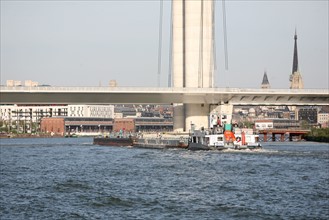 France : Normandie, Seine Maritime, vallee de la Seine, grand port de mer de Rouen, convoi fluvial sous le sixieme pont, pont Gustave Flaubert,