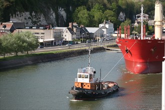 France : Normandie, Seine Maritime, vallee de la Seine, grand port de mer de Rouen, port de Rouen remorquage Sormar-Thomas L., operations de remorquage, cargo,