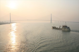 France : Normandie, Seine Maritime, vallee de la Seine, grand port de mer de Rouen, drague Ronceray aux abords du pont de Normandie