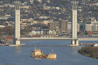 France : Normandie, Seine Maritime, vallee de la Seine, grand port de mer de Rouen, drague Ronceray en action a Rouen, pont Gustave Flaubert, sixieme franchissement,