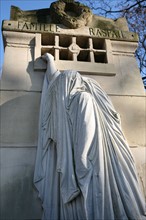 France, Paris 20e, cimetiere du pere Lachaise, sepulture Raspail, statue, sculpture,