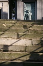 France, Paris 20e, cimetiere du pere Lachaise, escaliers, chapelle au fond,