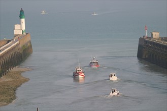 France, Normandie, Seine Maritime, Le Treport, avant port, entre les deux digues, retour de chalutiers, mouvements de navires,