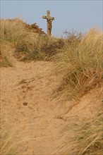 France, Basse Normandie, Manche, Cotentin, cap de la hague, dunes de biville, anse de vauville, sable, conservatoire du littoral, calvaire des dunes, chemin, sable, religion, christ, croix,