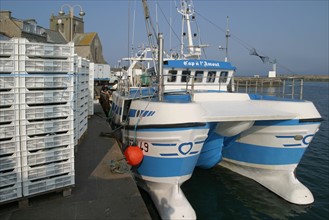 France, Basse Normandie, Manche, val de saire, port de barfleur, plus beaux villages de france, bateau de peche, catamaran, retour de peche, caisses de sardines,