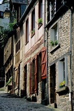 France, Bretagne, cotes d'Armor, vallee de la rance, dinan, ville d'art et d'histoire, 
rue du jerzual, maisons a pans de bois, colombages, pente,