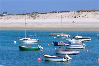 France, Bretagne, Finistere nord, cotes des abers, 
Kerlouan Meneham, bateaux amarres, sable blanc,