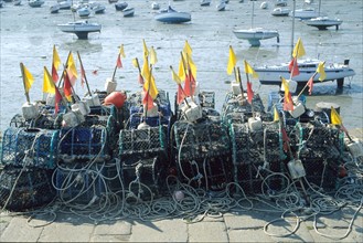 France, Bretagne, Cotes d'Armor, cote du goelo, saint quay portrieux, port a maree basse, tas de casiers, peche crustaces,
