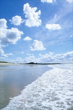 France, Bretagne, Finistere nord, cotes des abers, plouescat, plage, vague, ciel nuageux, maree descendante,