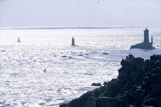 France, Bretagne, Finistere sud, Cap Sizun, pointe du Raz, 
phare de la Vieille et au fond l'Ile de Sein,