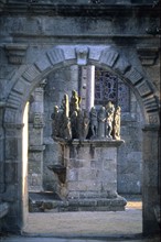 France, Bretagne, Finistere nord, circuit des enclos paroissiaux, enclos paroissial de saint thegonnec, sous la porte triomphale vue sur le calvaire
