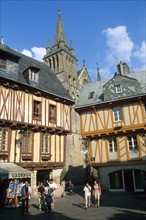 France, Bretagne, Morbihan, Vannes, golfe du Morbihan, place Henri IV, maisons a pans de bois, colombages, habitat traditionnel, cathedrale